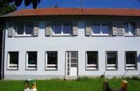 Graufarbenes Kindergartengebäude des Kindergarten Schillingstadt