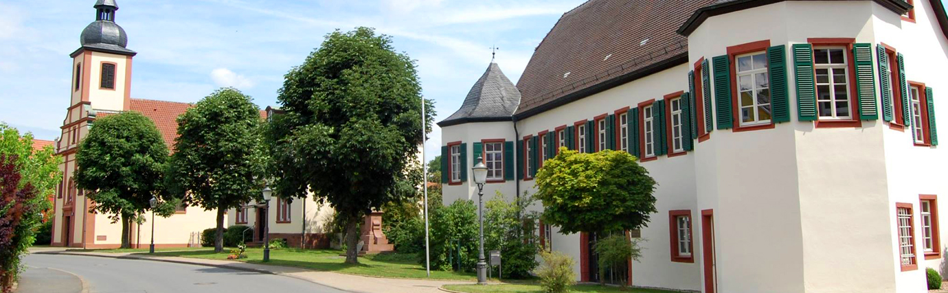 Rathaus/Schloss in Eubigheim, daneben die katholische Kirche Eubigheim